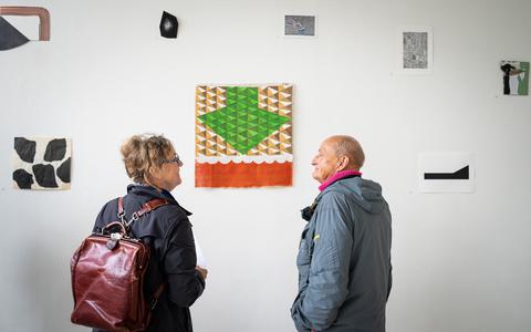 Kunstroute eXpoost leidde bezoekers zaterdag onder meer naar de studio van Wilma Vissers aan de Sint Walburgstraat in Groningen. 