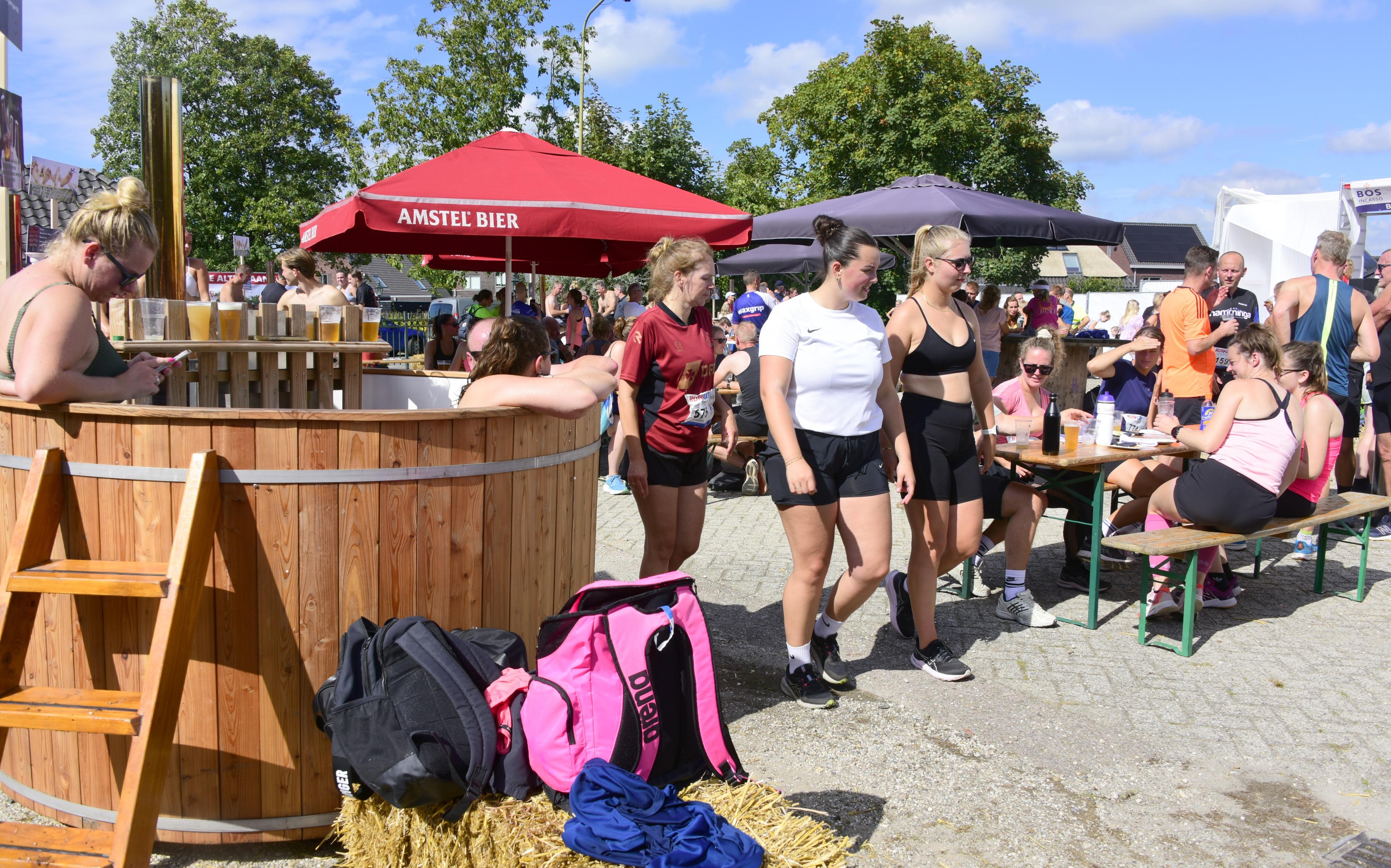 Lopen, fietsen en proeven: deelnemers aan bijzondere marathon in Westerbork sluiten af in hottub: 'D