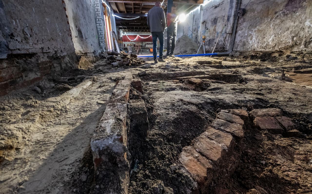 In een pand aan het Schuitendiep in Groningen zijn de resten van de middeleeuwse bierbrouwerij Het Witte Paard gevonden. 