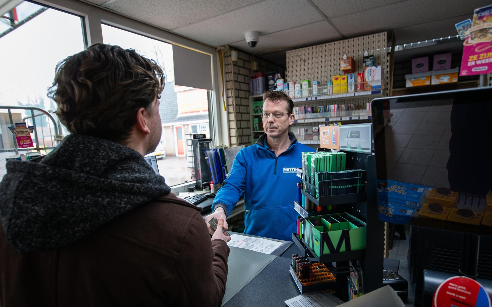Aantal tankstations halveert, zegt ING. 'Dan horen wij zeker bij die andere helft', zegt Edwin in Be
