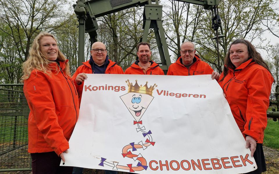 Anneke Jeuring (links), Geert Bos, Michel Jeuring, Leendert Jager en Elsa Bots zetten zich met hart en ziel in voor het Koningsvliegeren Schoonebeek.