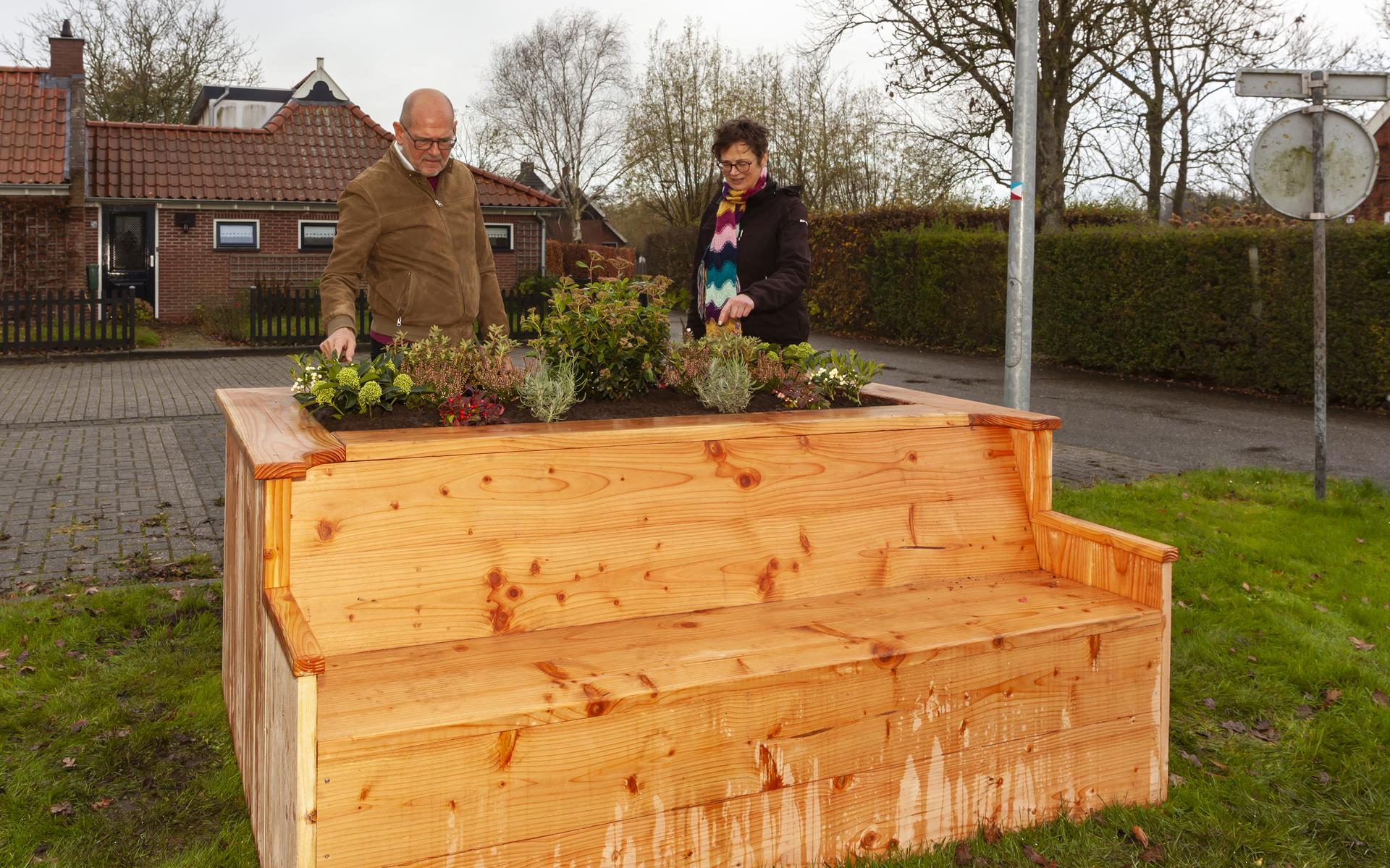 Burgemeester Hans Engels heeft samen met Wilma Steenhuis van de Vereniging Voor Volksvermaken en Dorpsbelangen Garsthuizen-Startenhuizen de eerste bank geplaatst.