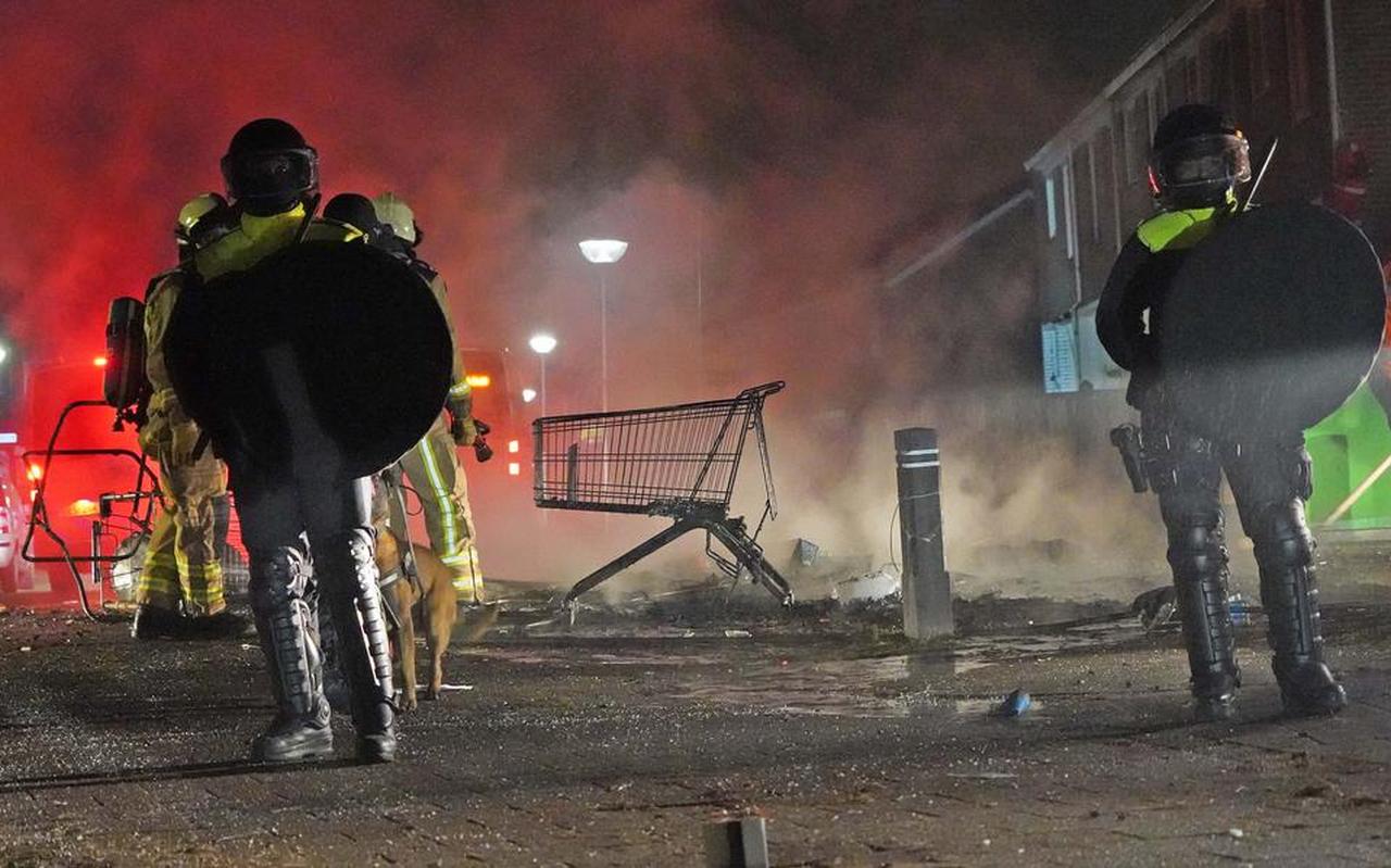 Na de vermeende aanranding in Coevorden braken rellen uit. Een meisje deed aangifte tegen asielzoeker, maar volgens de officier is voor dit zedenfeit onvoldoende steunbewijs. Voor aanranding en schennispleging in Assen is een jaar cel geëist. De man is eerder veroordeeld. Na de vermeende aanranding in Coevorden braken rellen uit. Een meisje deed aangifte tegen asielzoeker, maar volgens de officier is voor dit zedenfeit onvoldoende steunbewijs. Voor aanranding en schennispleging in Assen is een jaar cel geëist. De man is eerder veroordeeld.
