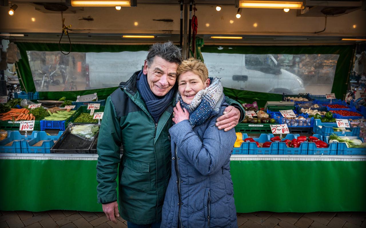 Jan en Paula Aal staan vandaag voor het laatst met hun groente op de Vismarkt. 