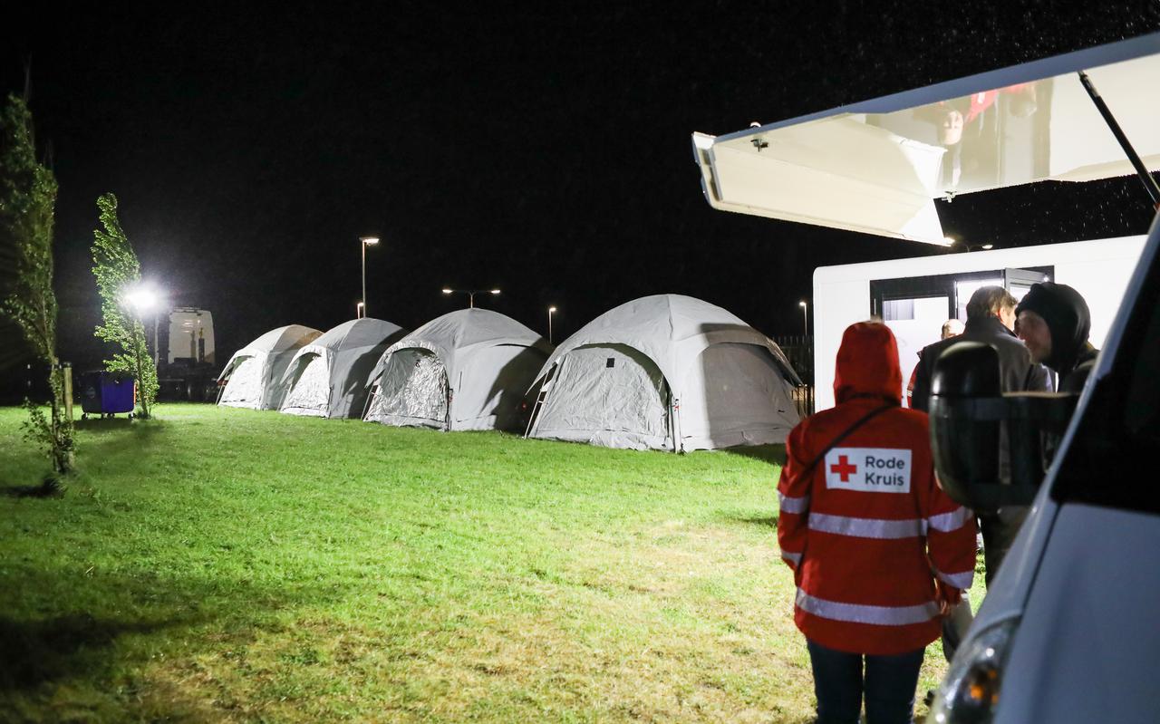 Het Rode Kruis zet in mei tenten op buiten het AZC terrein in Ter Apel om vluchtelingen op te vangen. 