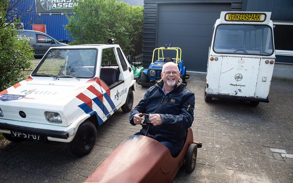 Henk Brink tussen de oude autootjes van het Asser Verkeerspark.