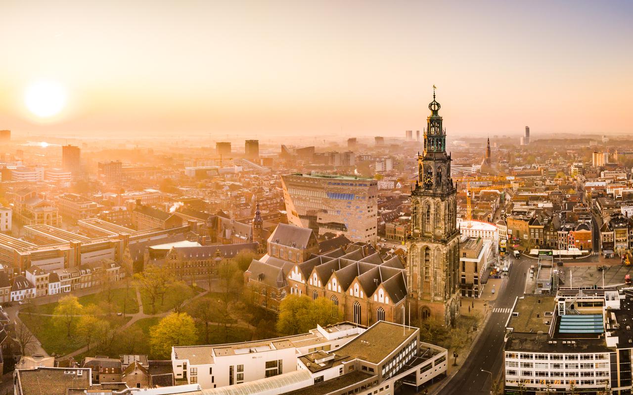 De ondergaande zon kleurt de stad Groningen oranje.  Foto ter illustratie.