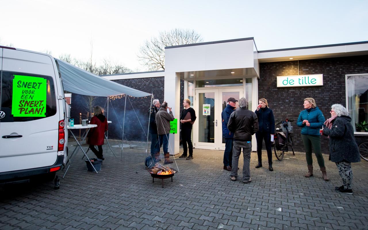 Tijdens de informatiebijeenkomst in Westerlee werd ludiek geprotesteerd tegen het 'snertplan' voor een XXL-terrein Tijdens de informatiebijeenkomst in Westerlee werd ludiek geprotesteerd tegen het 'snertplan' voor een XXL-terrein