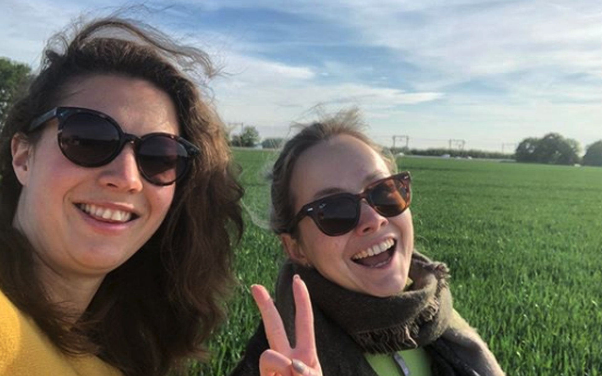 Annemiek (links) houdt een Tour de Boer. Hier poseert ze met Milou die in Boer zoekt Vrouw haar liefde Bastiaan vond.