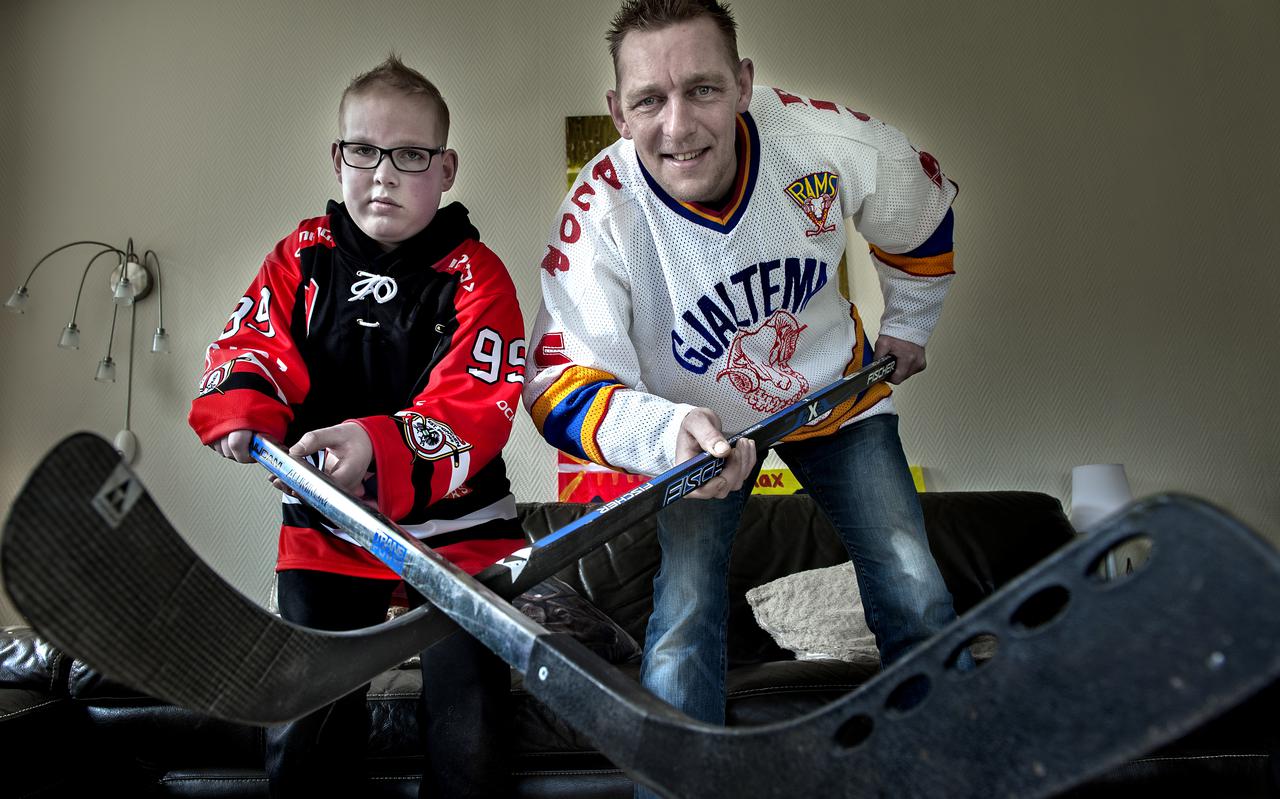Sander Nijboer en zijn zoon Max zijn klaar voor de ijshockeywedstrijd, die Sander binnenkort gaat spelen.
