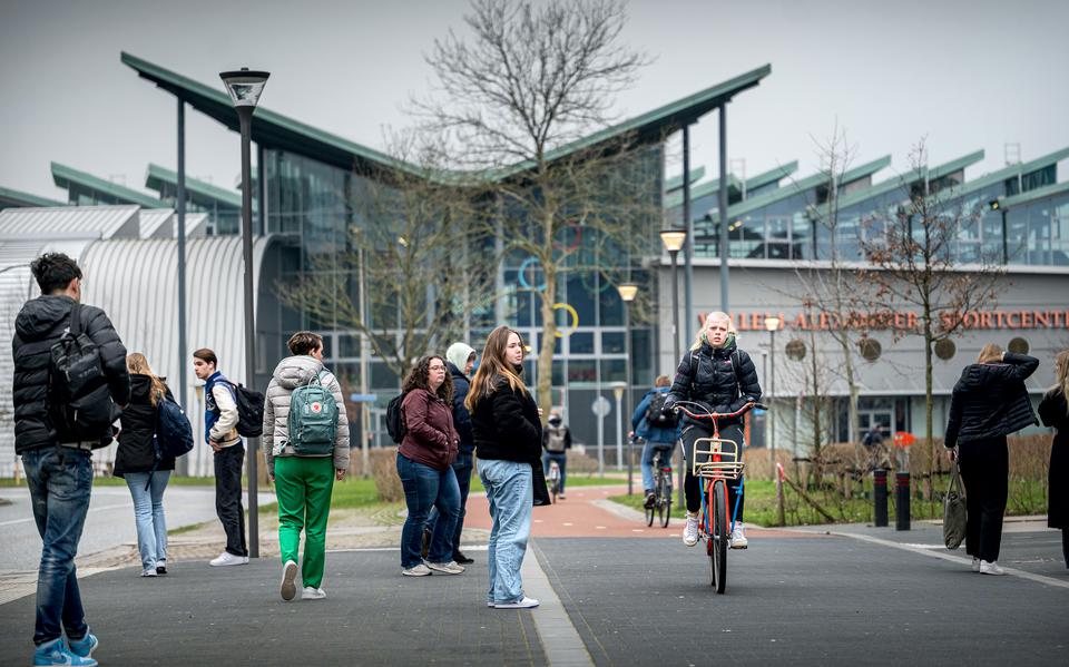 Studenten op de Zernike Campus, voor het Willem-Alexander Sportcentrum in Groningen.
