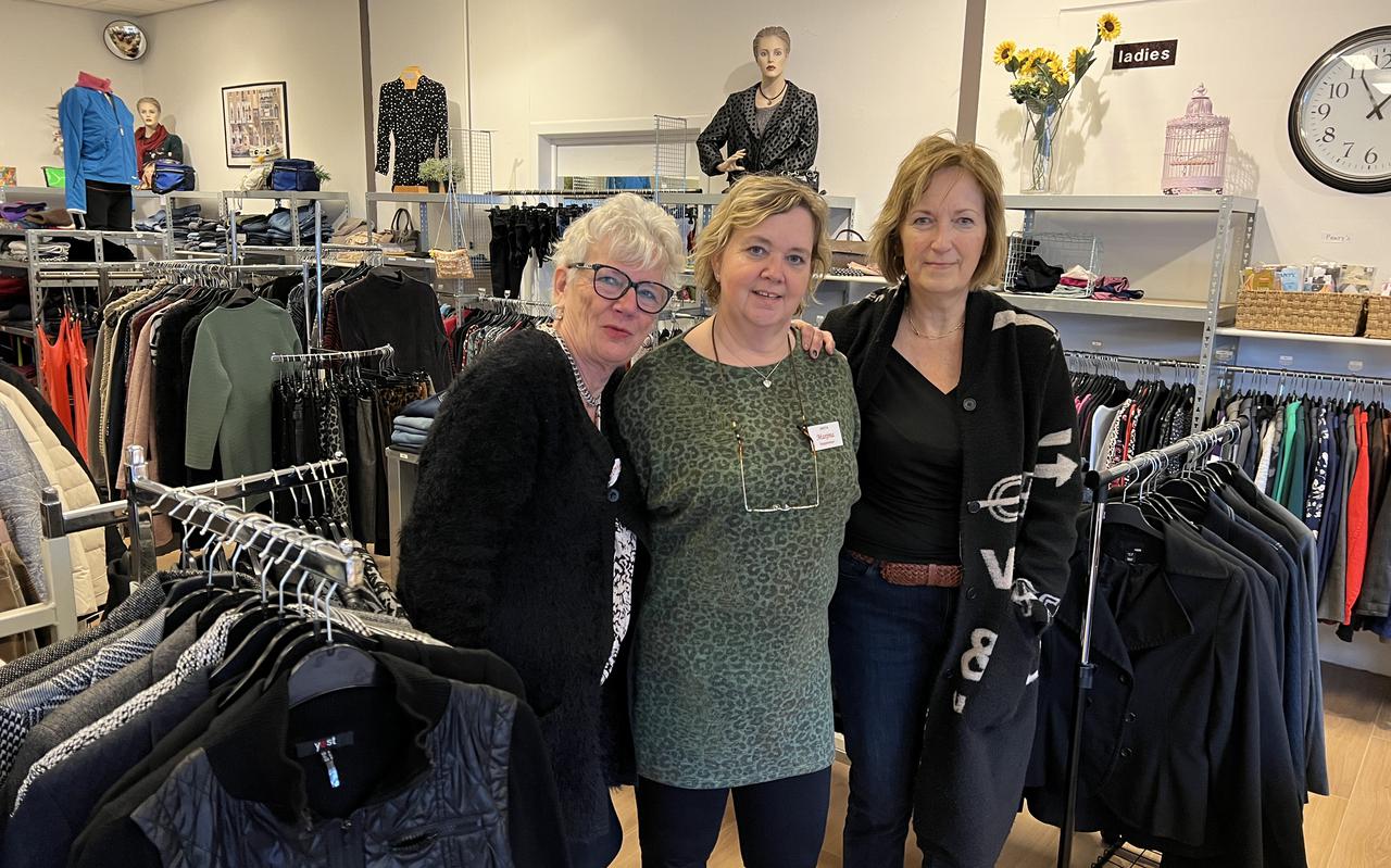 De medewerkers van kledingbank Maxima in Sappemeer, met rechts Anja Brink.