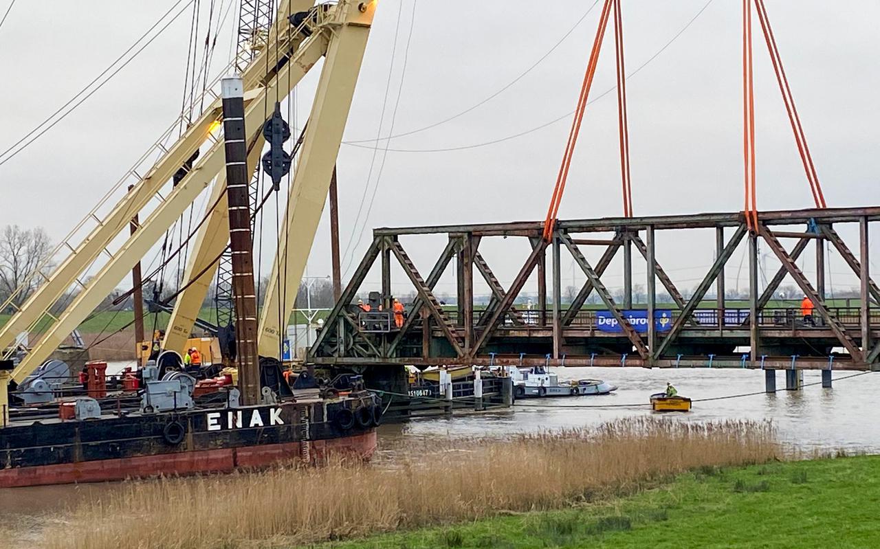 Het wegtakelen van de laatste brugdelen van de Friesenbrücke bij Weener levert vertraging op. Vrijdag wordt een nieuwe poging ondernomen. 