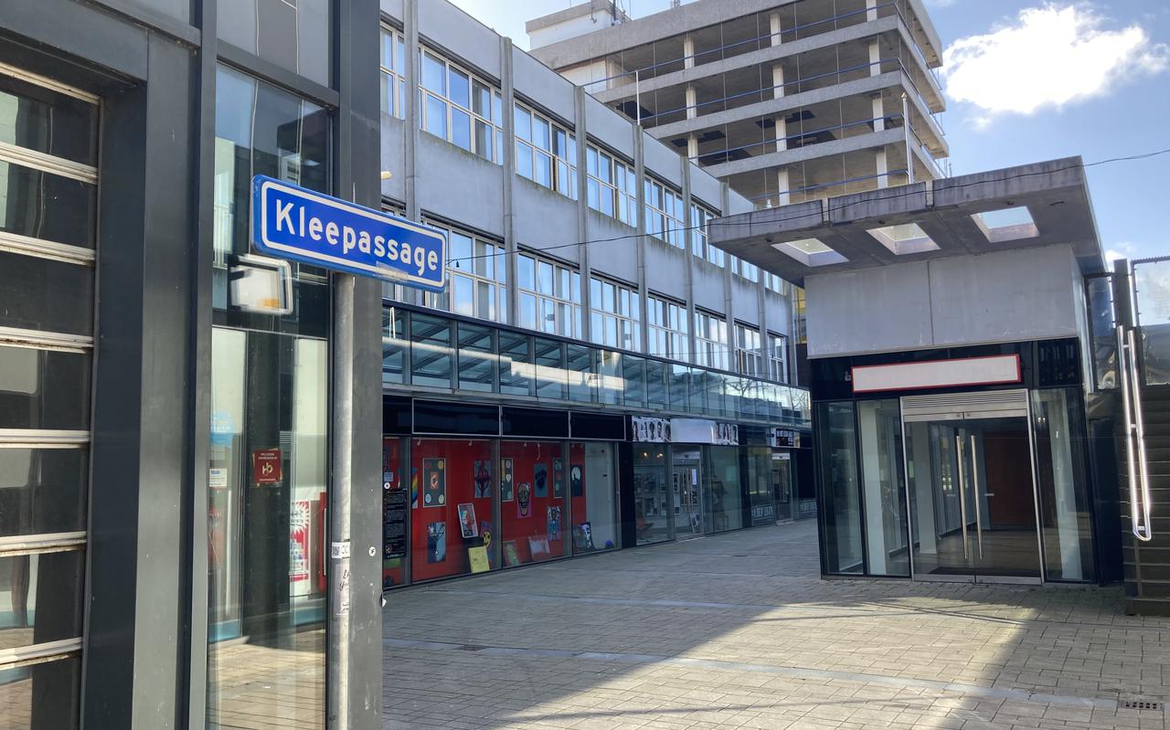 De leegstaande kantoren boven de eveneens leegstaande winkelruimten aan de Kleepassage in Emmen.