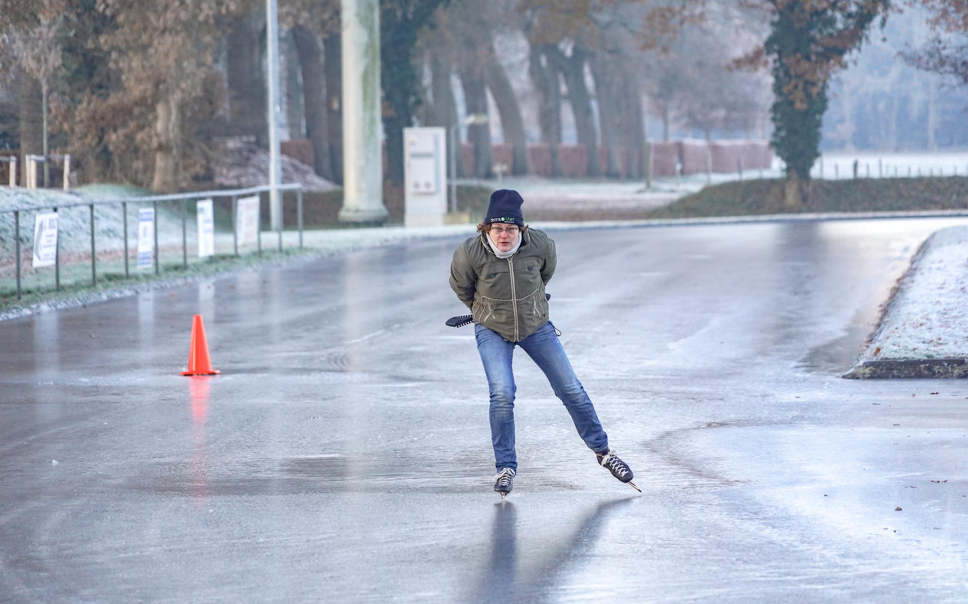 Hoewel het ijs niet dik genoeg is voor een schaatsmarathon, gaat de baan in Noordlaren wel open voor leden.