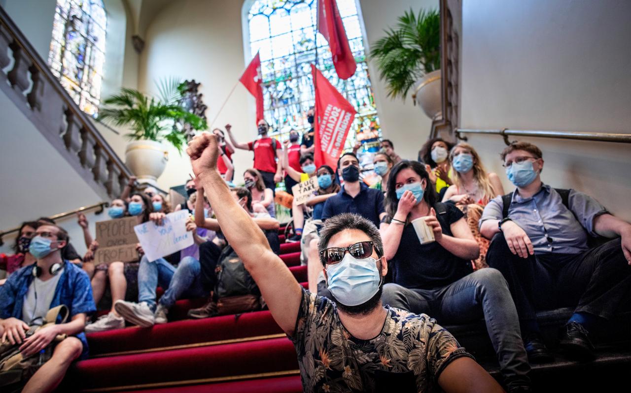 Studenten die dakloos zijn door de wooncrisis in Groningen bezetten donderdag het Academiegebouw van de RUG. Ze worden gesteund door actiegroep Shelter Our Students. Zo'n 250 studenten nemen deel aan het protest. Studenten die dakloos zijn door de wooncrisis in Groningen bezetten donderdag het Academiegebouw van de RUG. Ze worden gesteund door actiegroep Shelter Our Students. Zo'n 250 studenten nemen deel aan het protest.
