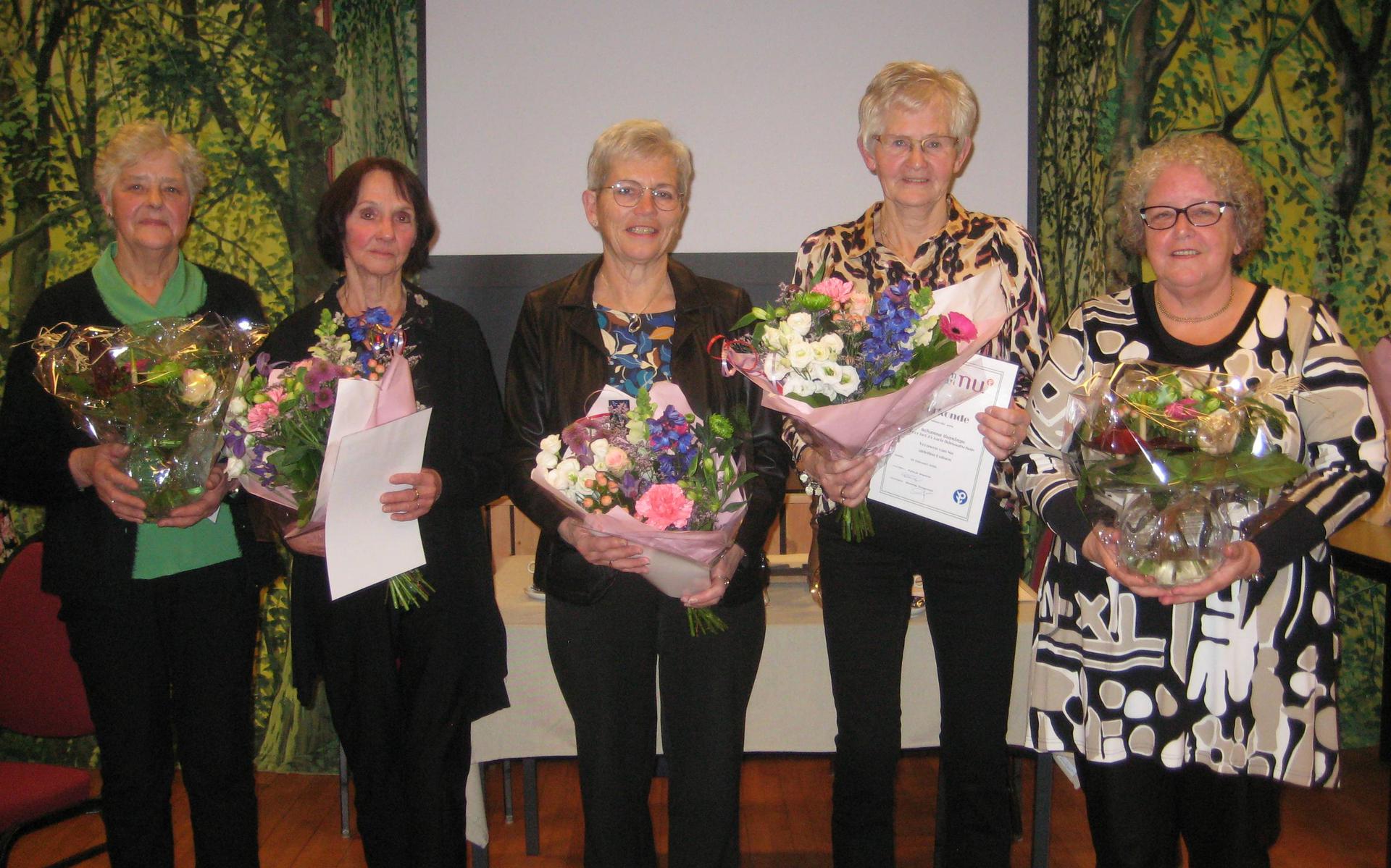 De bloemen gingen woensdagavond naar vijf leden van vrouwen van Nu in Ruinen.