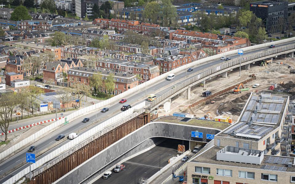 Weggebruikers rijden vrijdag voor het laatst in beide richtingen op de hoge Zuidelijke Ringweg in Groningen. De vervangende tunnel gaat in september open. 