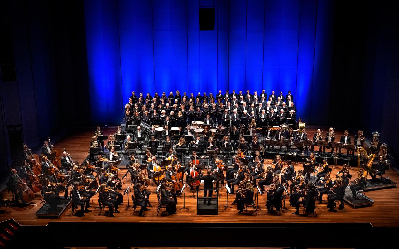 Het Noord Nederlands Orkest speelde de (onvoltooide, maar speelklaar gemaakte) tiende symfonie van Mahler in de Lawei in Drachten. Het Noord Nederlands Orkest speelde de (onvoltooide, maar speelklaar gemaakte) tiende symfonie van Mahler in de Lawei in Drachten.