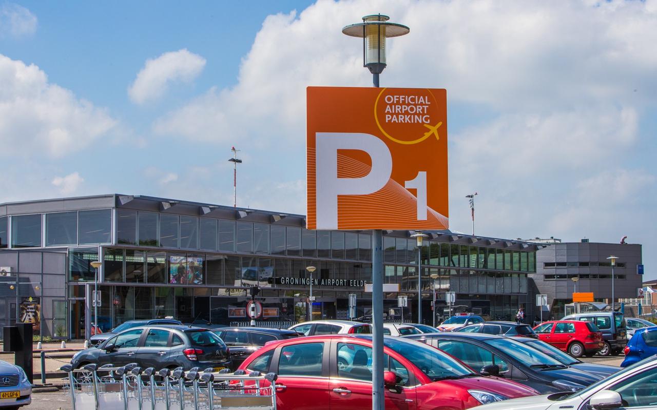Drukte op parkeerplaats voor Groningen Airport Eelde. Drukte op parkeerplaats voor Groningen Airport Eelde.