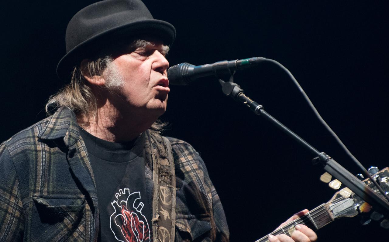 Neil Young tijdens een optreden in Quebec in 2018. Zijn nummer southern Man kwam vijftig jaar geleden uit.
