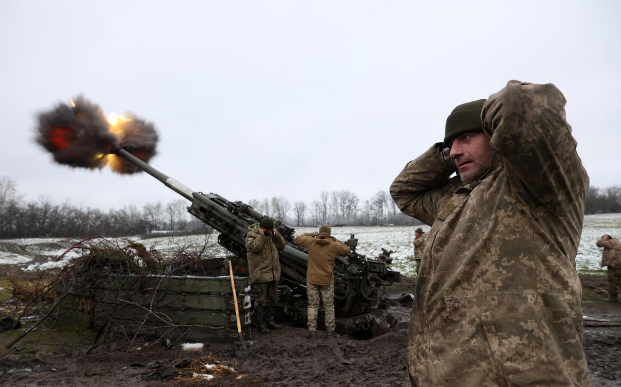 Oekraïense soldaten beschieten met een houwitser Russische posities. Gerard staat niet op deze foto.