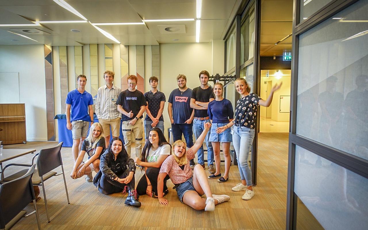 Toen de Jongeren Adviesraad nog fysiek bij elkaar mocht komen, lieten de leden deze groepsfoto maken. Toen de Jongeren Adviesraad nog fysiek bij elkaar mocht komen, lieten de leden deze groepsfoto maken.