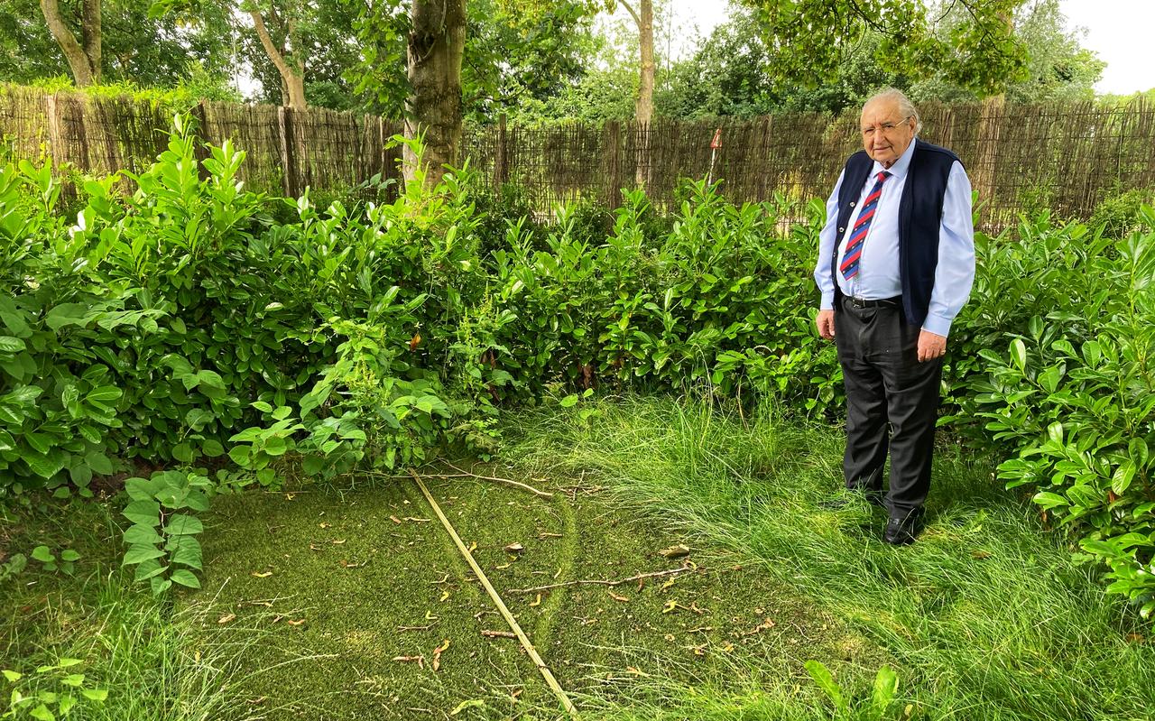 Bruno Santanera in zijn tuin, naast de plek waar hij graag zijn laatste rustplaats wil vinden. Bruno Santanera in zijn tuin, naast de plek waar hij graag zijn laatste rustplaats wil vinden.