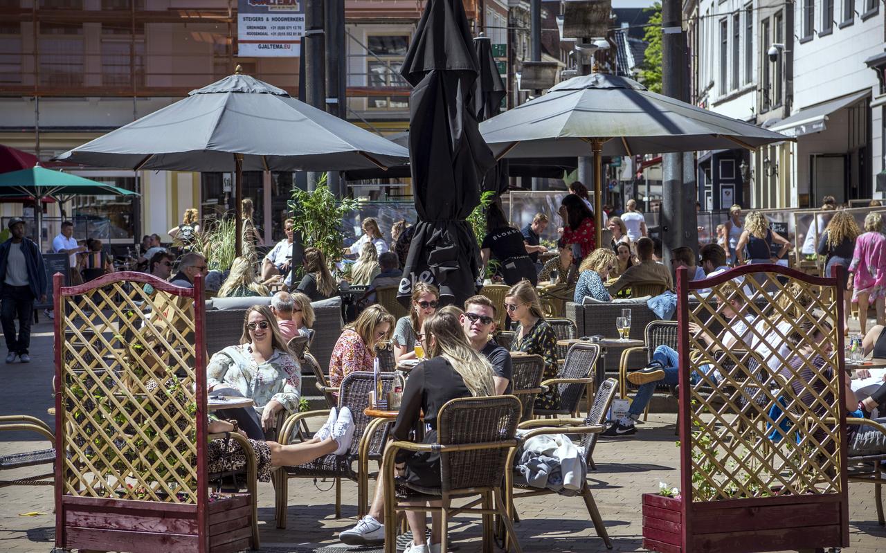 Een jaar geleden, op 1 juni 2020, ging de horeca open na de intelligente lockdown. Op de foto de Poelestraat. Een jaar geleden, op 1 juni 2020, ging de horeca open na de intelligente lockdown. Op de foto de Poelestraat.