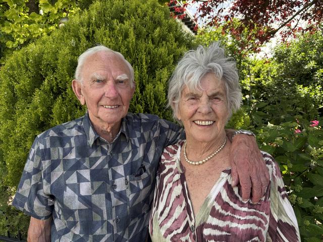 Ate en Roelie uit Emmen 70 jaar getrouwd. 'Of het hier ook wel eens knettert? Wat denk je zelf? Natu