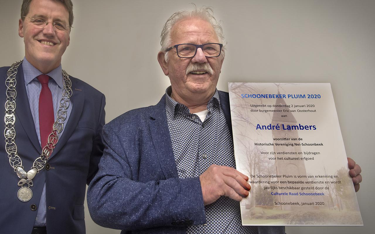 André Lambers, vooralsnog de laatste winnaar van De Schoonebeker Pluim. Naast hem burgemeester Eric van Oosterhout van de gemeente Emmen.