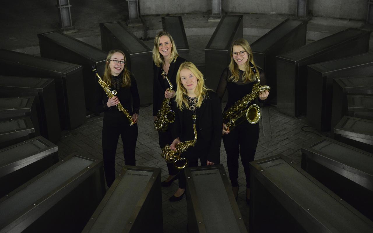 VLAM saxofoonkwartet met (vlnr.) Lutske Visser, Mathilde Buiten-Leemhuis, Astrid Boekel en Myrthe Poelstra. VLAM saxofoonkwartet met (vlnr.) Lutske Visser, Mathilde Buiten-Leemhuis, Astrid Boekel en Myrthe Poelstra.