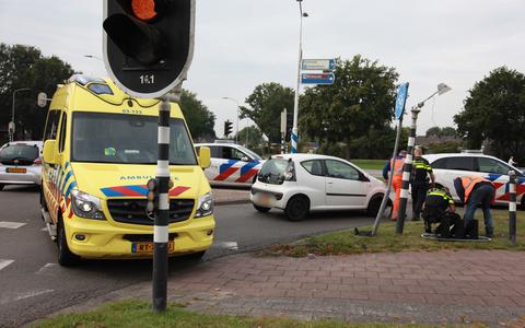 Een automobilist is vrijdagmorgen dwars over de kruising van de Hondsrugweg in Emmen gereden en heeft daarbij bewegwijzering en een verkeerslicht aangereden. 