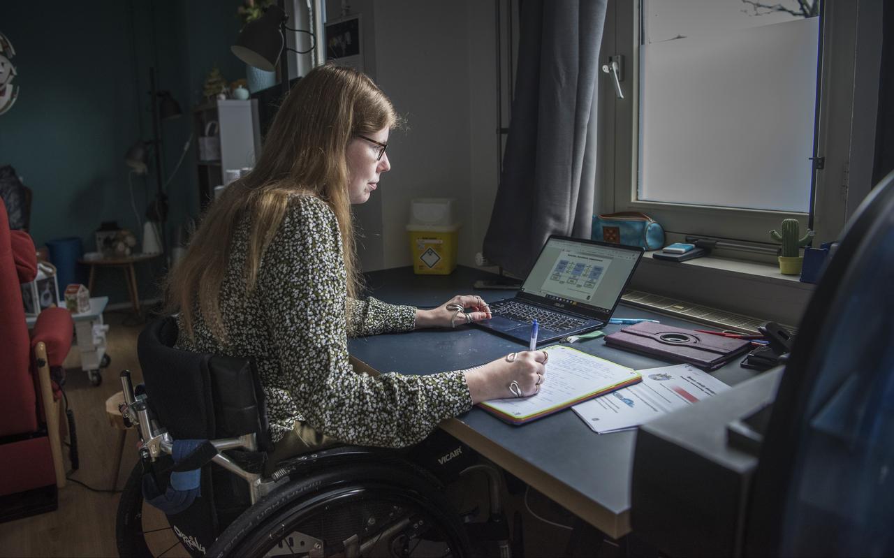 Student Anouk Tijms zit door haar aandoening in een rolstoel en juist door corona schiet haar studie lekker op, omdat ze nu eindelijk online colleges kan volgen. Student Anouk Tijms zit door haar aandoening in een rolstoel en juist door corona schiet haar studie lekker op, omdat ze nu eindelijk online colleges kan volgen.