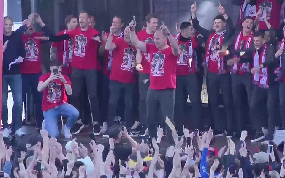 Huldiging van FC Emmen op het Raadhuisplein en exclusieve interviews