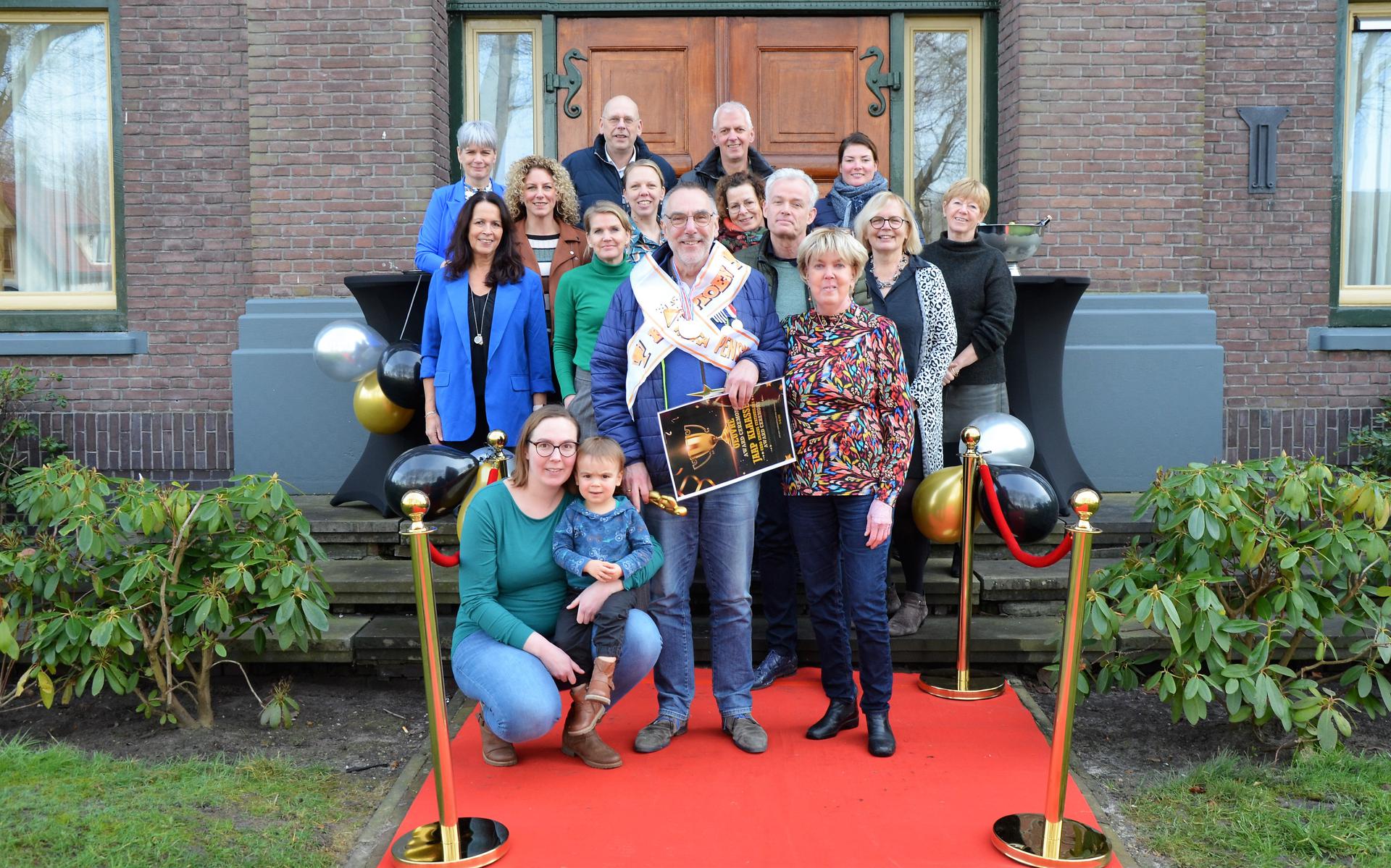 Jaap Klaassens samen met een aantal collega’s en familieleden op de foto voor de hoofdingang van Ubbo Emmius aan de Stationslaan in Stadskanaal. 