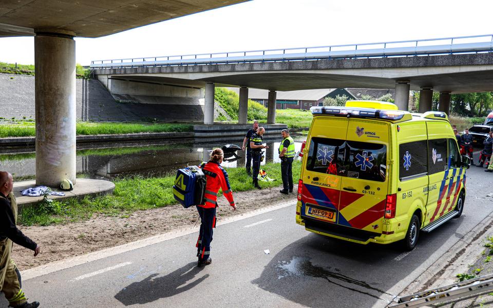 Auto vliegt van viaduct A37; twee inzittenden belanden in kanaal.