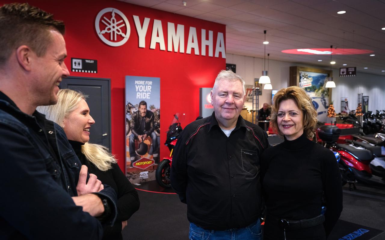 Iwan Kort en zijn partner Marieke Schuring, eigenaren van Luytink Tweewielers in Groningen (links), nemen Motoport Leek over van Roelof en Jannie Eding.