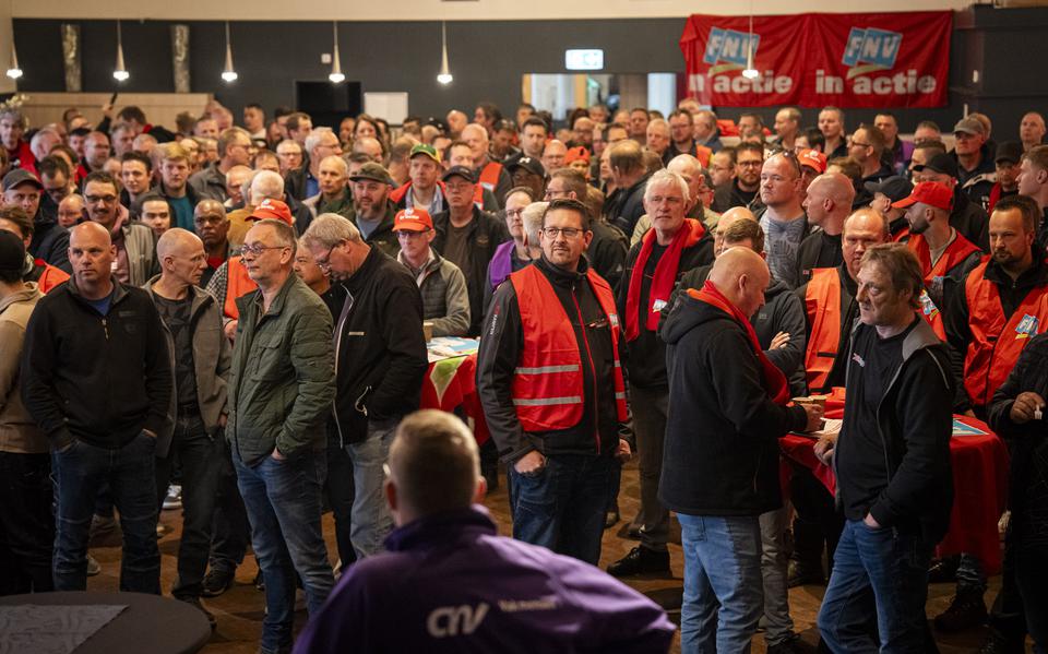 Honderden stakers van metaal- en techniekbedrijven in Groningen schreven zich woensdagmorgen in als staker bij Hotel Faber in Hoogezand. Reageren de werkgevers niet op de acties, dan liggen volgens de bonden langere stakingen in het verschiet.