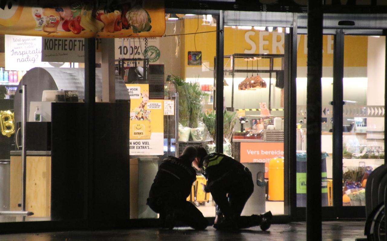 Politie-agenten bij supermarkt Jumbo aan de Beren in Groningen.