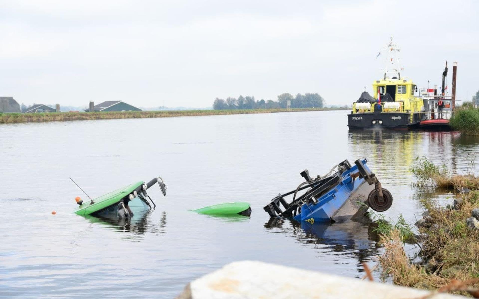 Tractor zinkt in het Eemskanaal in Overschild en lekt olie