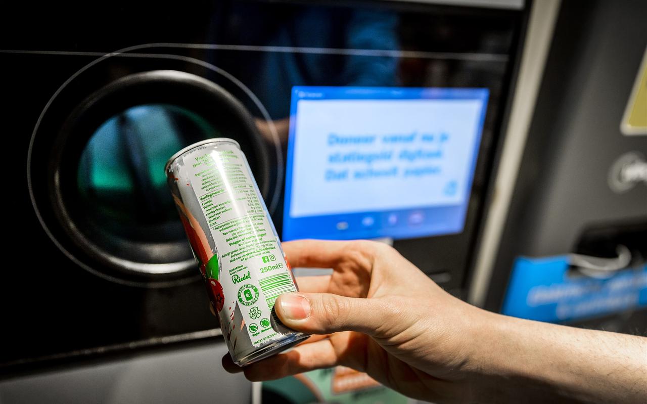 Een blikje met statiegeld kun je inleveren in de supermarkt, in hetzelfde automaat waar je ook flessen met statiegeld in doet. Een blikje met statiegeld kun je inleveren in de supermarkt, in hetzelfde automaat waar je ook flessen met statiegeld in doet.