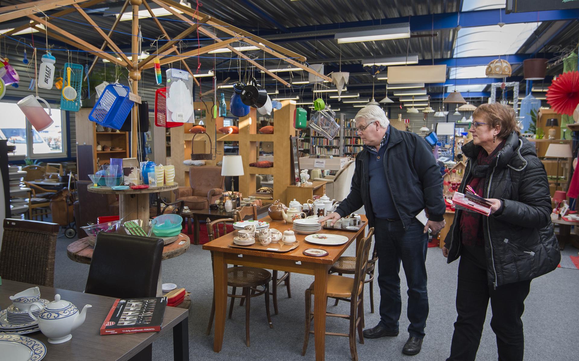 Veel kringloopwinkels worden druk bezocht, maar klanten moeten er vaak wel iets meer betalen. Op de foto een kringloopzaak in Hoogeveen.