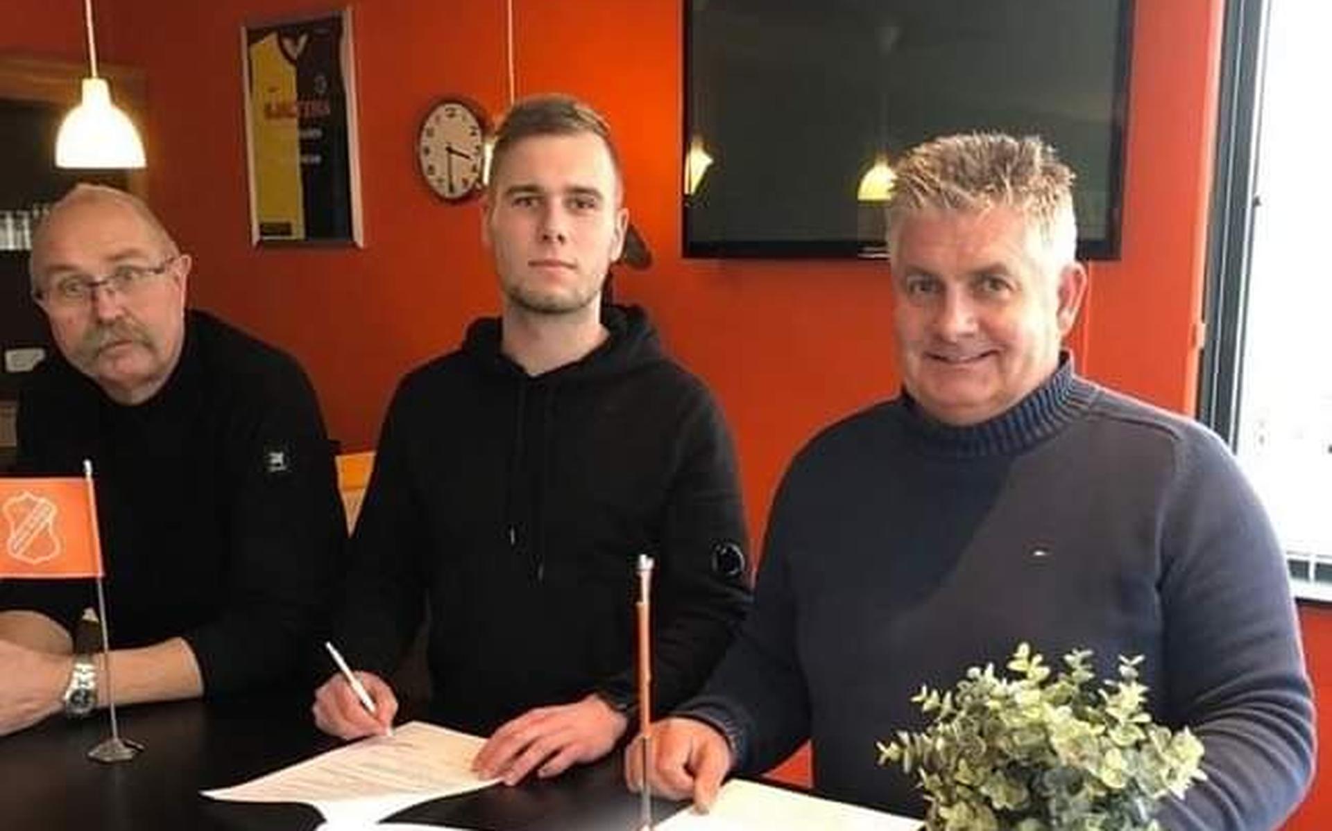 Het contract wordt getekend.