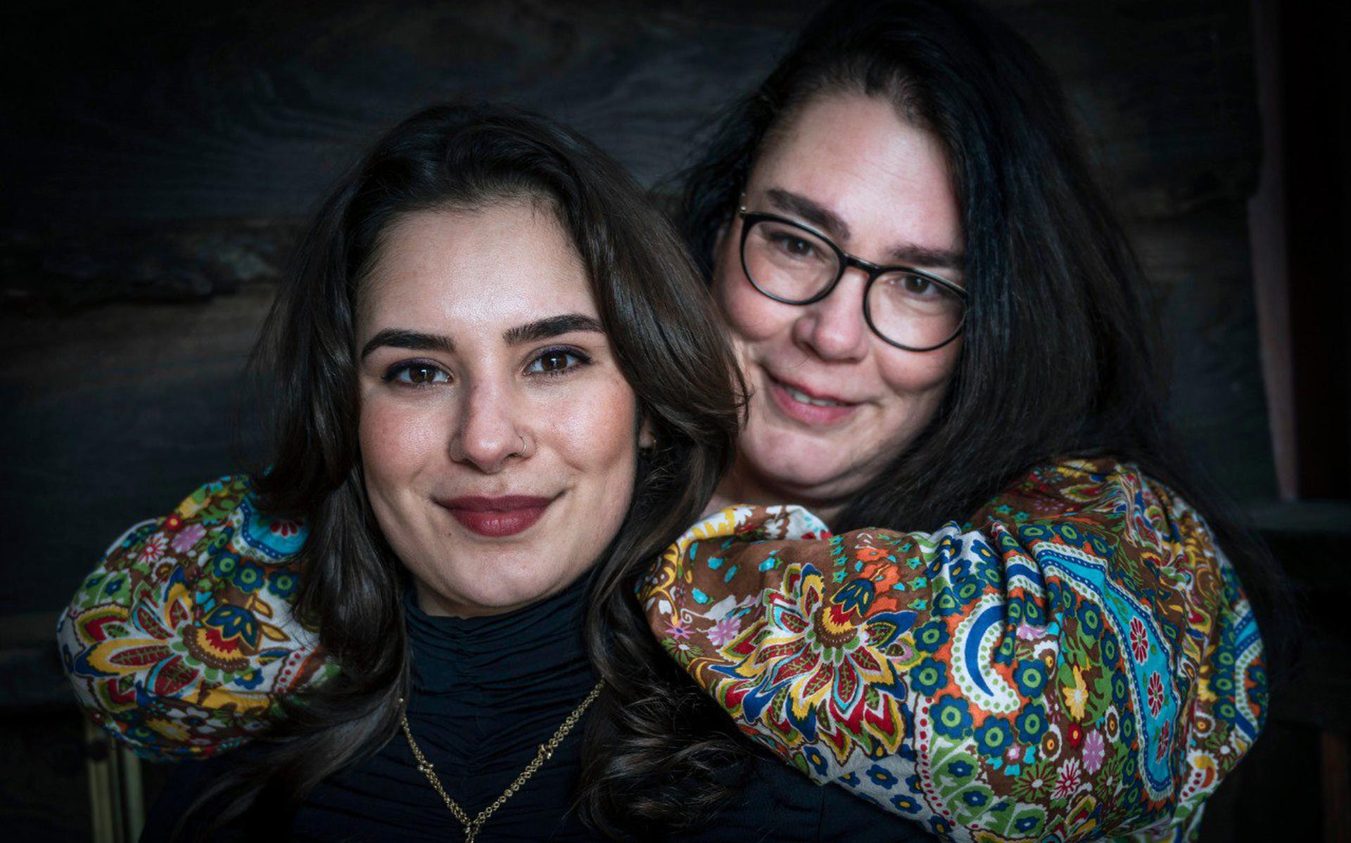 Boekpresentatie Marja West (58) en haar dochter Anna Bontekoe (28) in EM2. Ze schreven een thriller met recepten:  Het zal nooit meer kaviaar zijn.