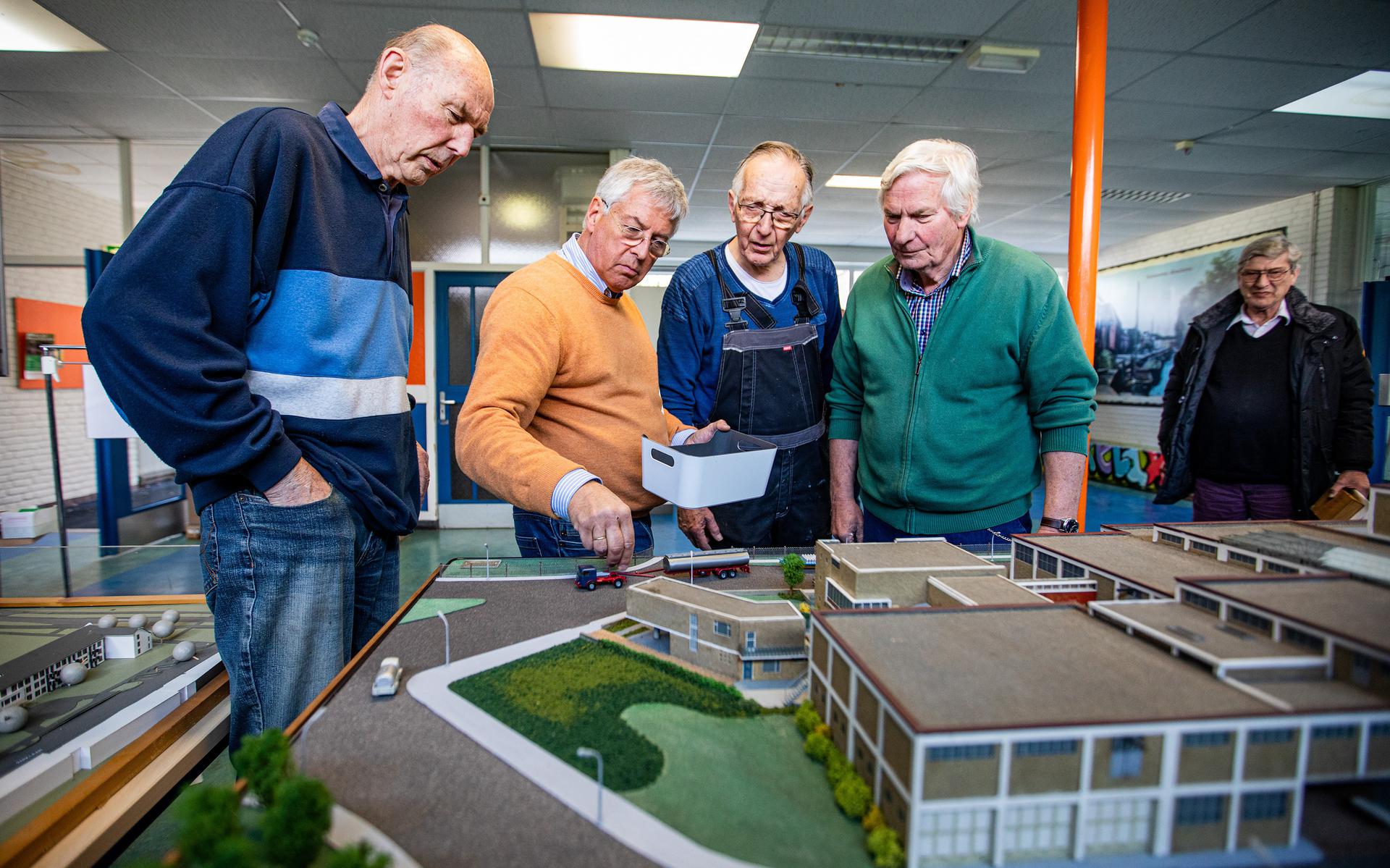 Albert-Jan Postma (tweede van links) geeft medewerkers en bestuurders van Stichting Oud Winschoten uitleg over de maquette.