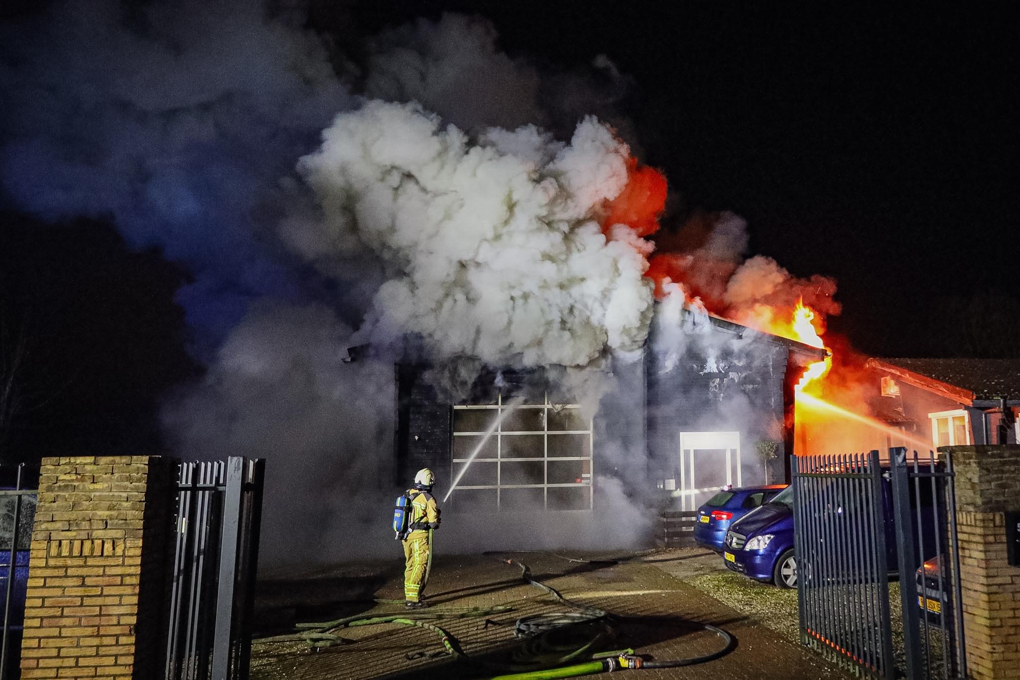 Henk (41) en Anja (45) uit Roden blijven strijdlustig na forse brand bij hun autobedrijf. 'Het is wa