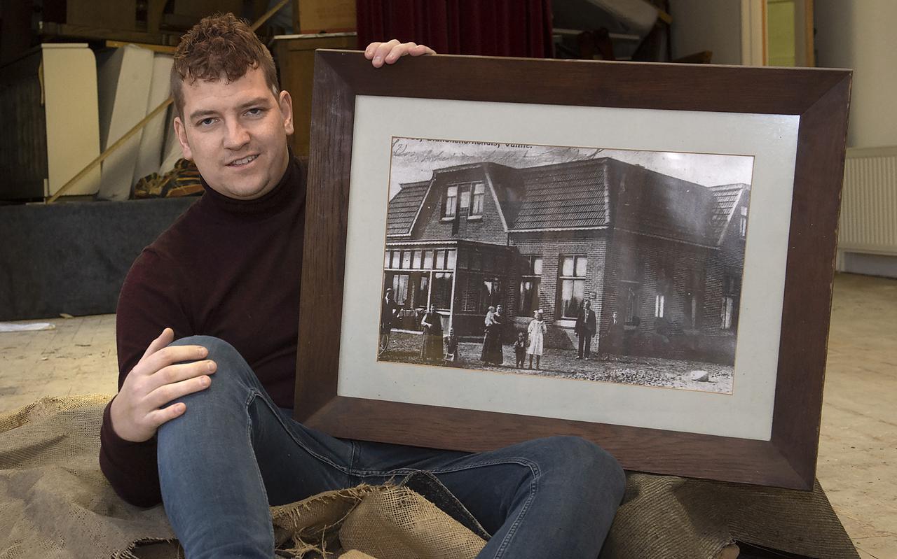 Roy van der Scheer met een oude foto van voormalig Hotel Valthe van rond de Tweede Wereldoorlog.
