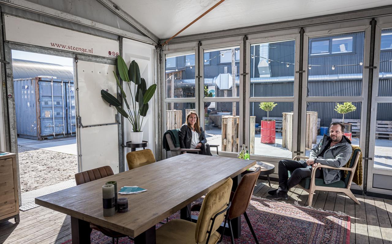 Willem Straat en Marlous Oynhausen bouwen een pop-up woonkamer voor verzorgingshuizen. Willem Straat en Marlous Oynhausen bouwen een pop-up woonkamer voor verzorgingshuizen.