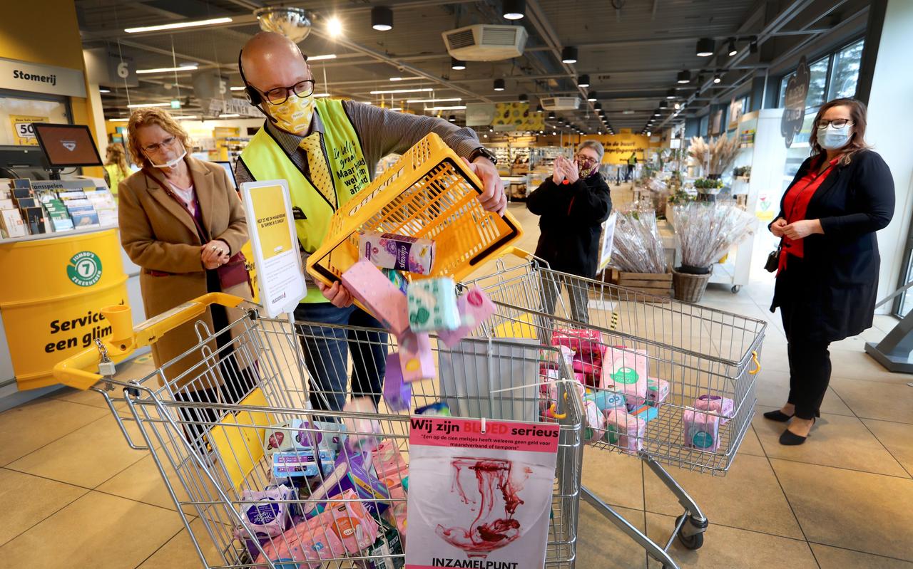 De PvdA in Stadskanaal voerde vorig jaar actie om maandverband en tampons in te zamelen. De PvdA in Stadskanaal voerde vorig jaar actie om maandverband en tampons in te zamelen.
